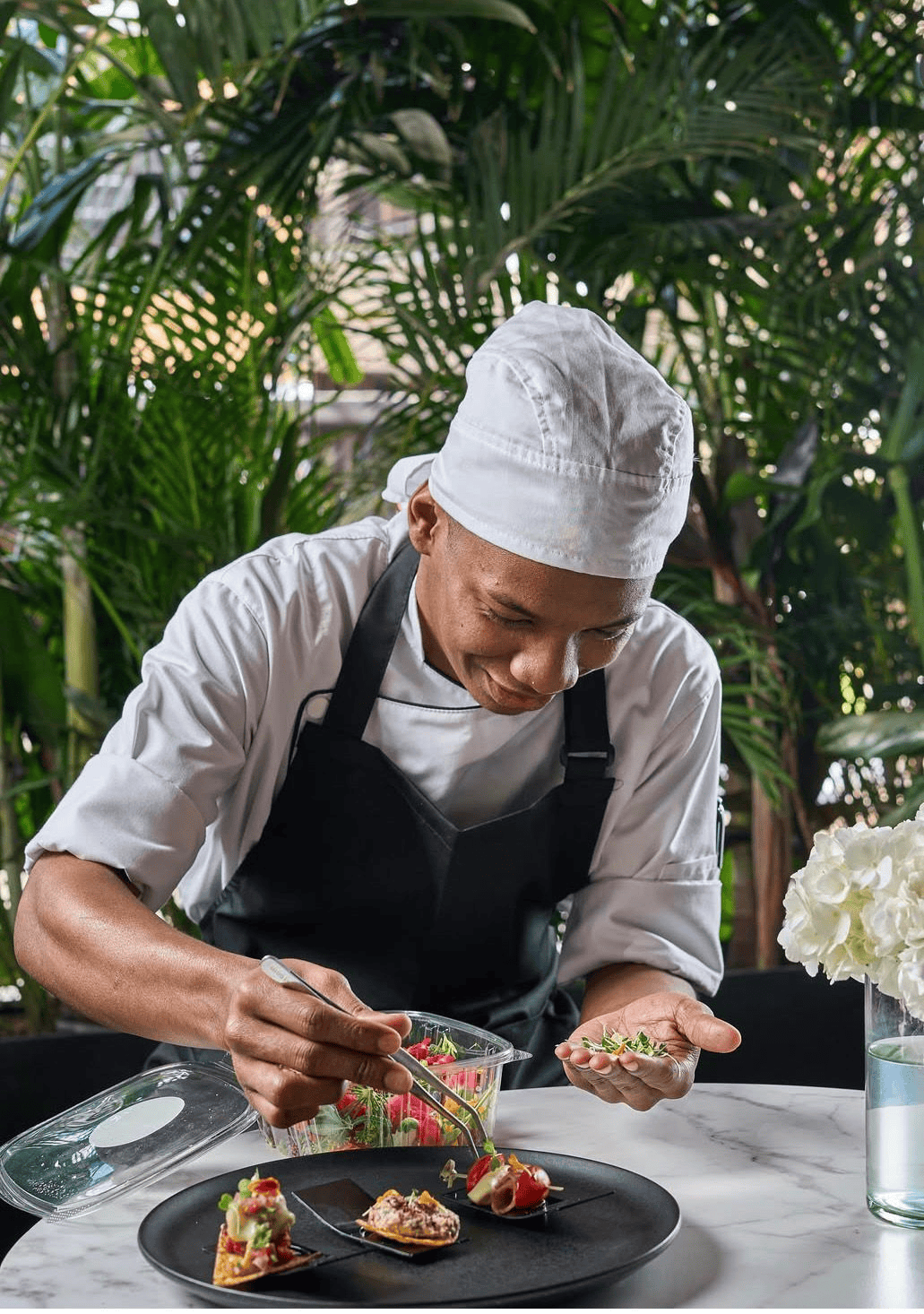 Chef preparando plato